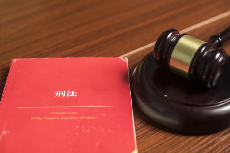趁人醉酒实施强奸，冠领律师依法辩护助被告人获缓刑