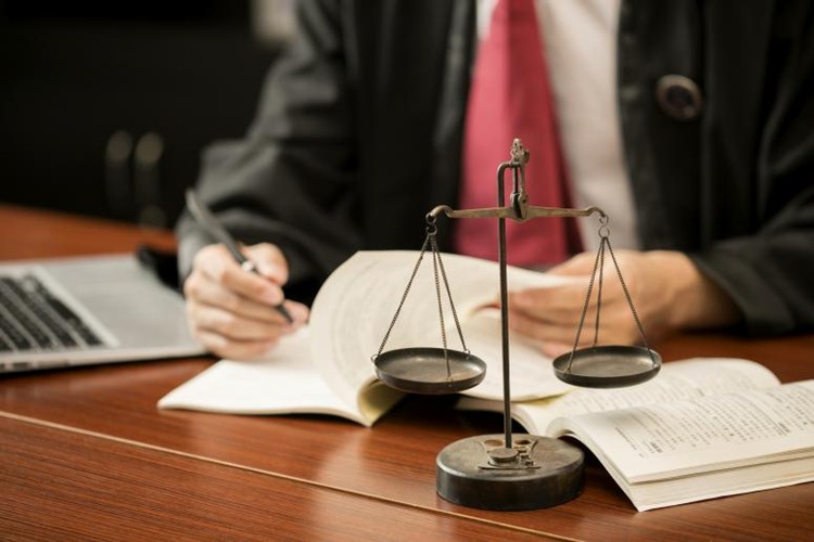 趁人醉酒实施强奸，冠领律师依法辩护助被告人获缓刑