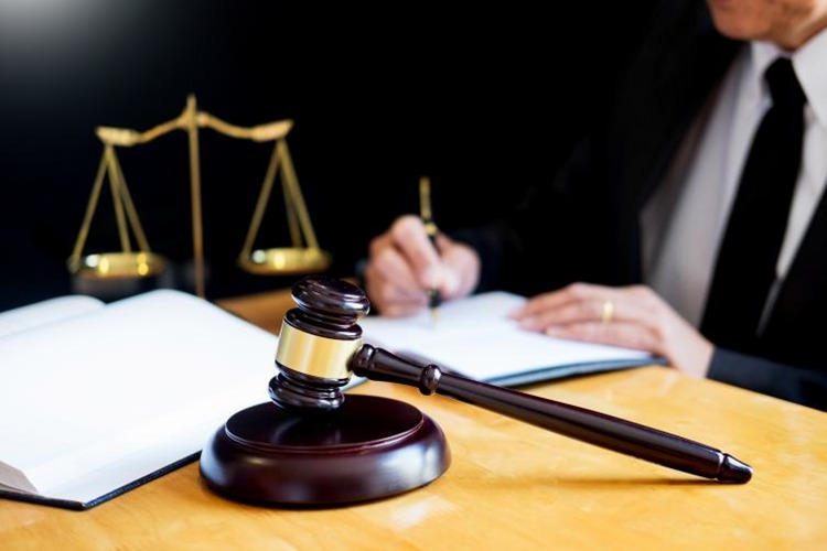 为索取债务非法侵入他人住宅，冠领律师依法辩护助被告人获缓刑