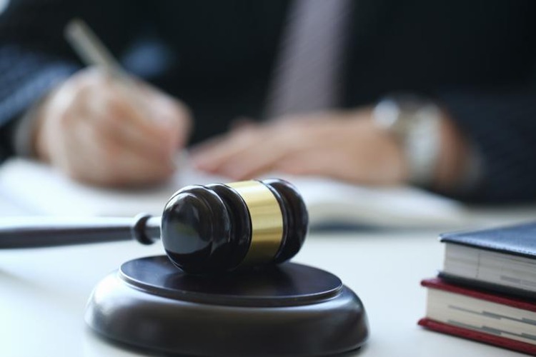 盗窃他人手机并转卖，冠领律师依法辩护助被告人获缓刑