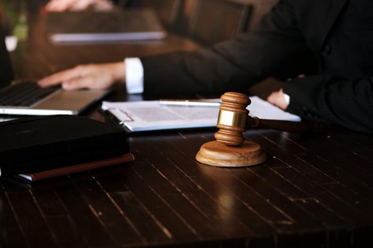 情绪失控打伤他人故意伤害，冠领律师依法辩护助嫌疑人获不起诉决定
