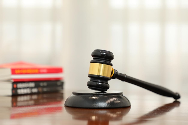 女子冲动抡凳砸伤邻居被逮捕,冠领律师不懈沟通促成不起诉 女子冲动抡凳砸伤邻居被逮捕,冠领律师不懈沟通促成不起诉