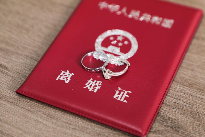 丈夫出轨为第三者欠下外债，冠领律师助女子离婚获得房车及子女抚养权
